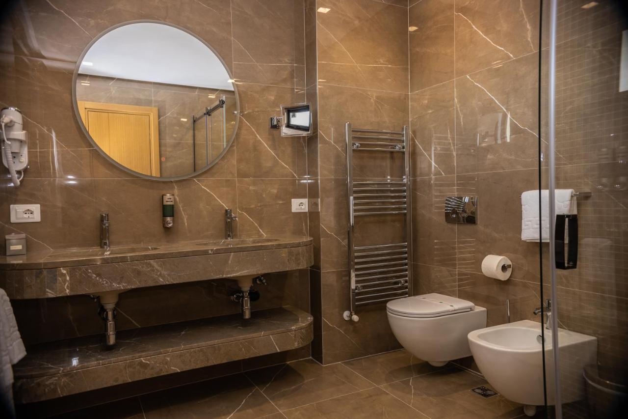 Hotel Golden Palace Shkoder Bagian luar foto