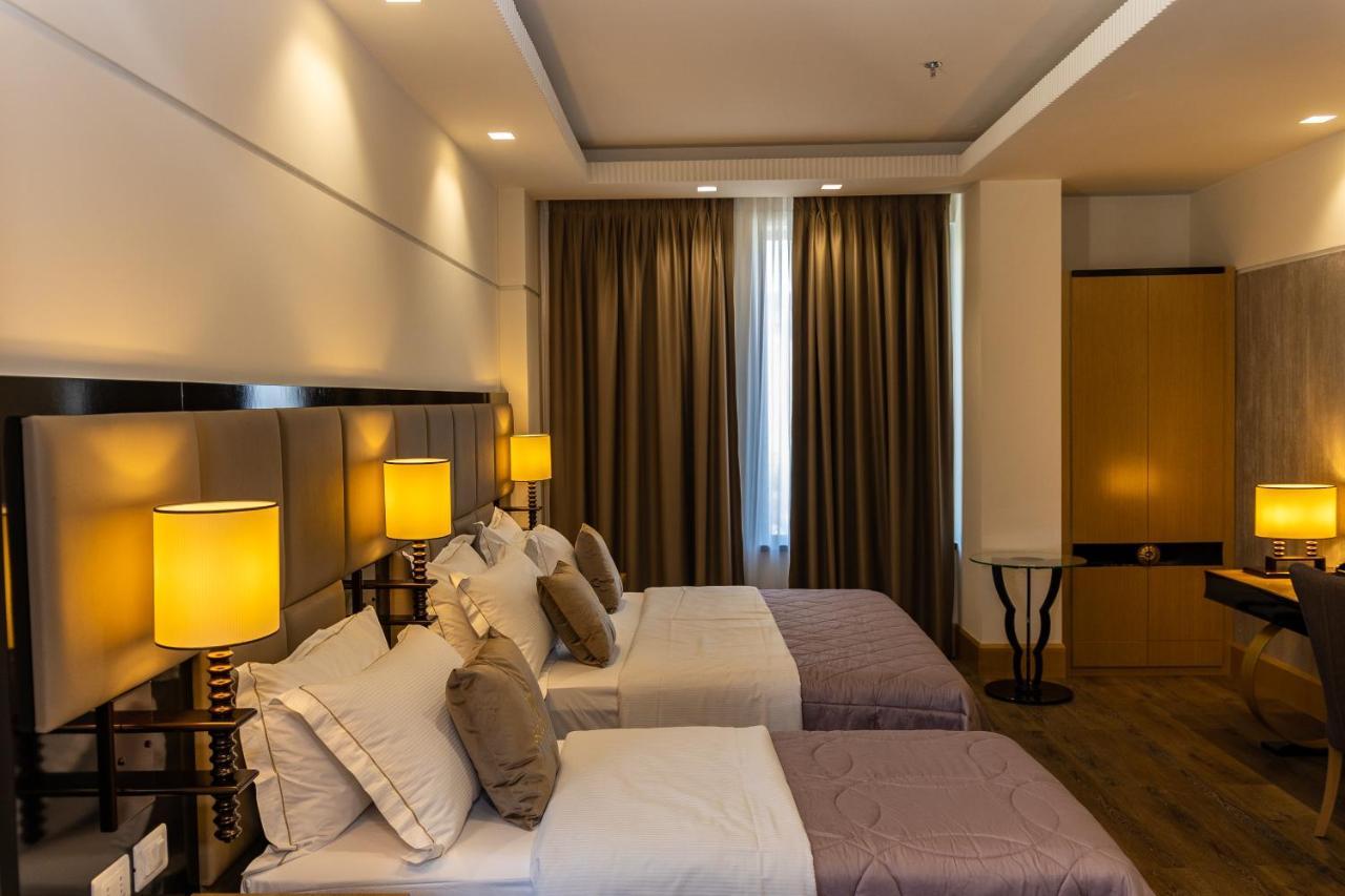 Hotel Golden Palace Shkoder Bagian luar foto