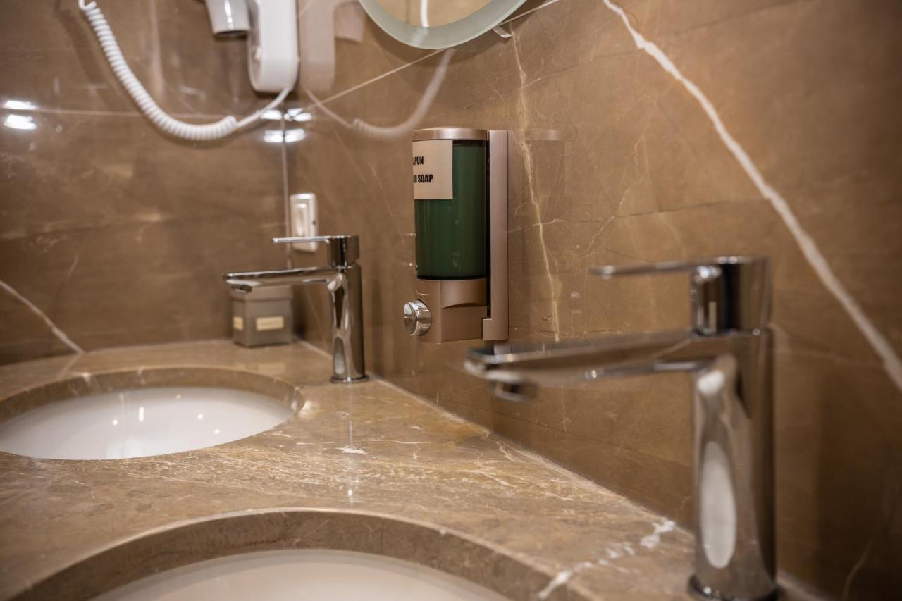 Hotel Golden Palace Shkoder Bagian luar foto