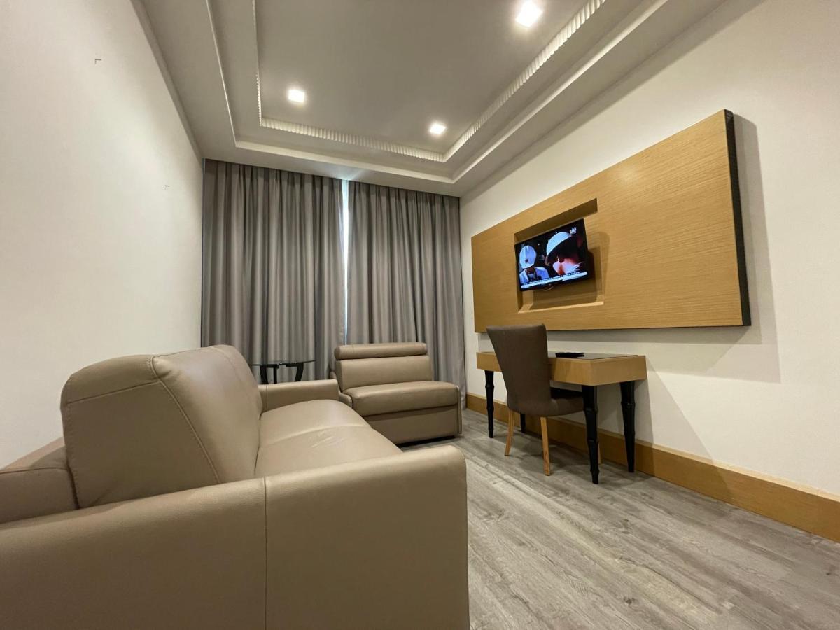 Hotel Golden Palace Shkoder Bagian luar foto