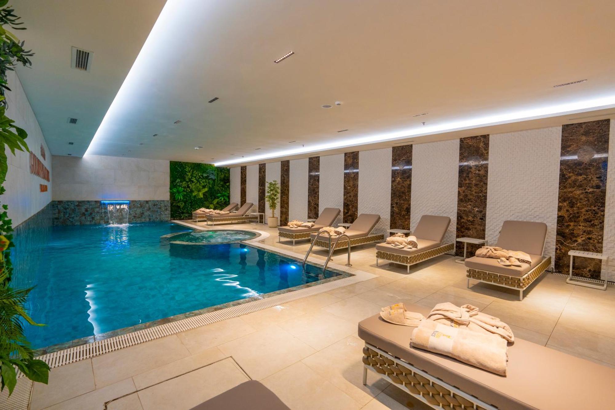 Hotel Golden Palace Shkoder Bagian luar foto